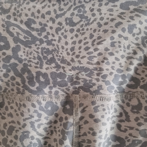 Beyond Yoga, High-Waisted Legging, Spacedye Leopard Print, Greyish Pink, Size XS - Picture 4 of 7